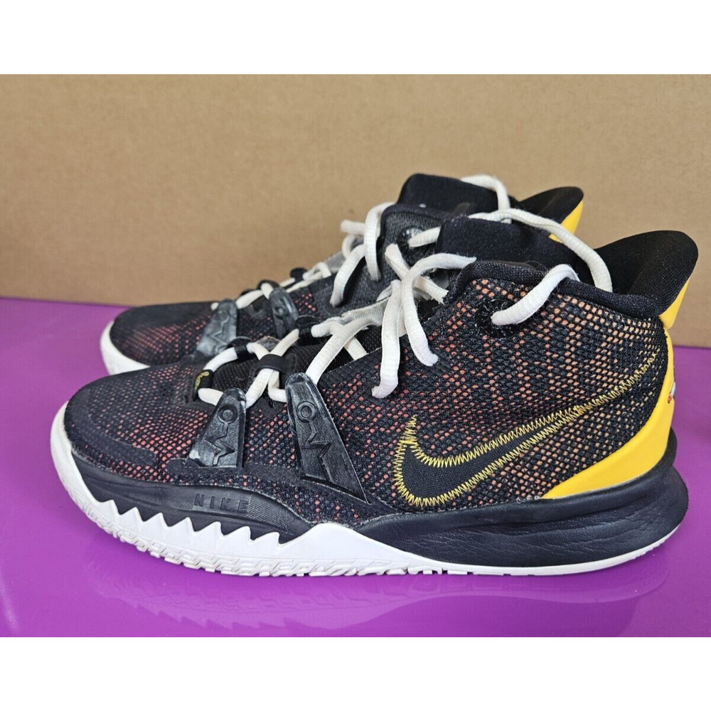 Nike Kyrie Roswell Rayguns Basketball Sneakers CT4080001 US Size 5.5Y (7 W)
